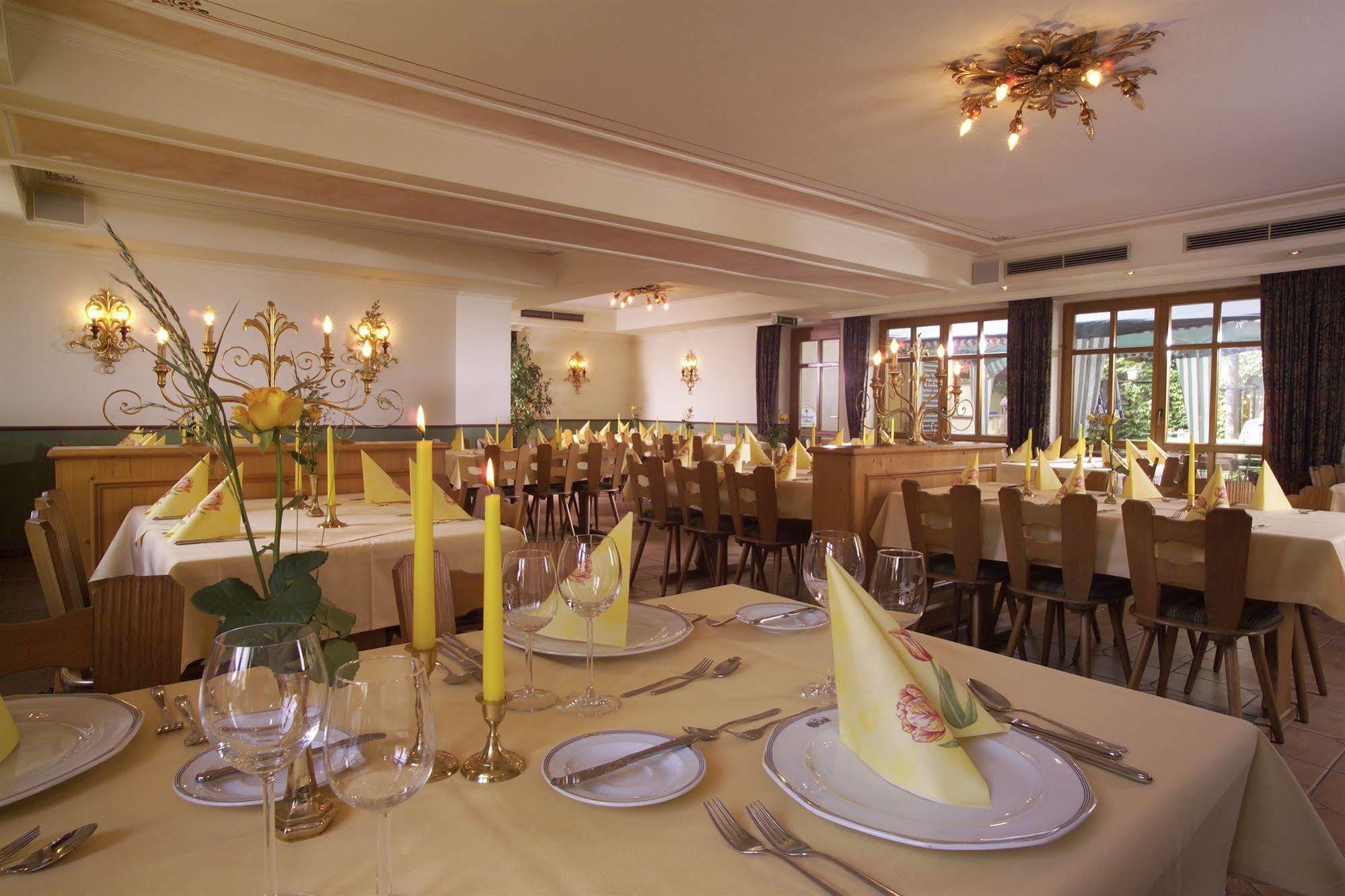 Akzent Hotel Krone Helmstadt Exterior foto